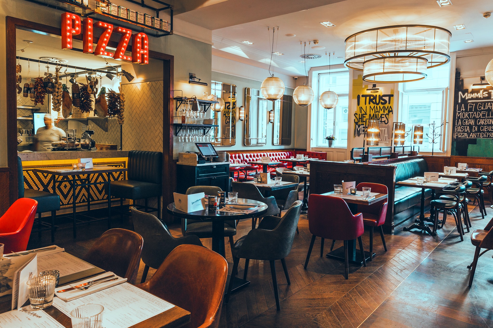 Gastraum mit Pizzaküche im Viva la Mamma in Wien
