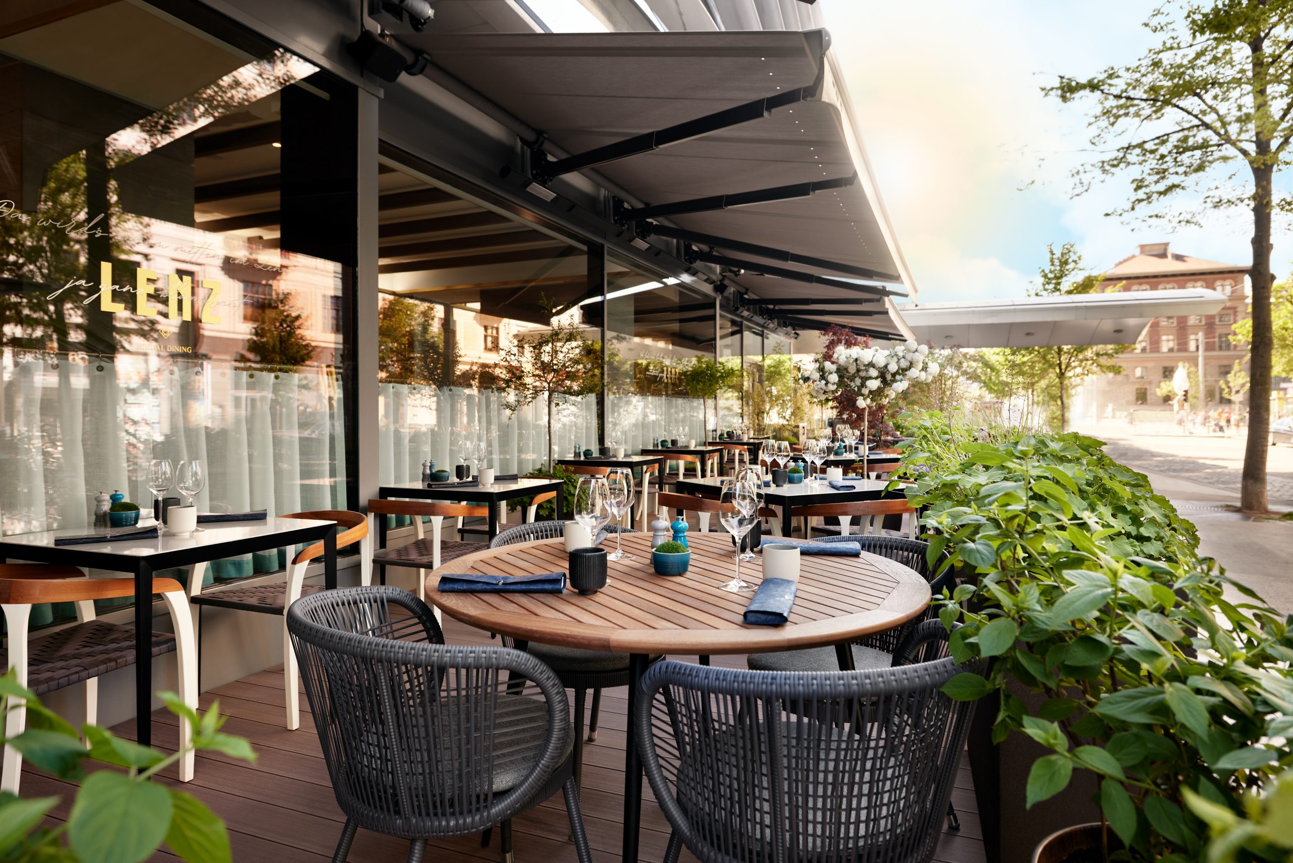 LENZ – Social Dining