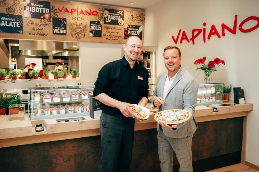 Thomas Steinacher, Generalmanager Vapiano SCS und Philipp Zinggl, Geschäftsführer Vapiano Österreich (c) Benedikt Weiss