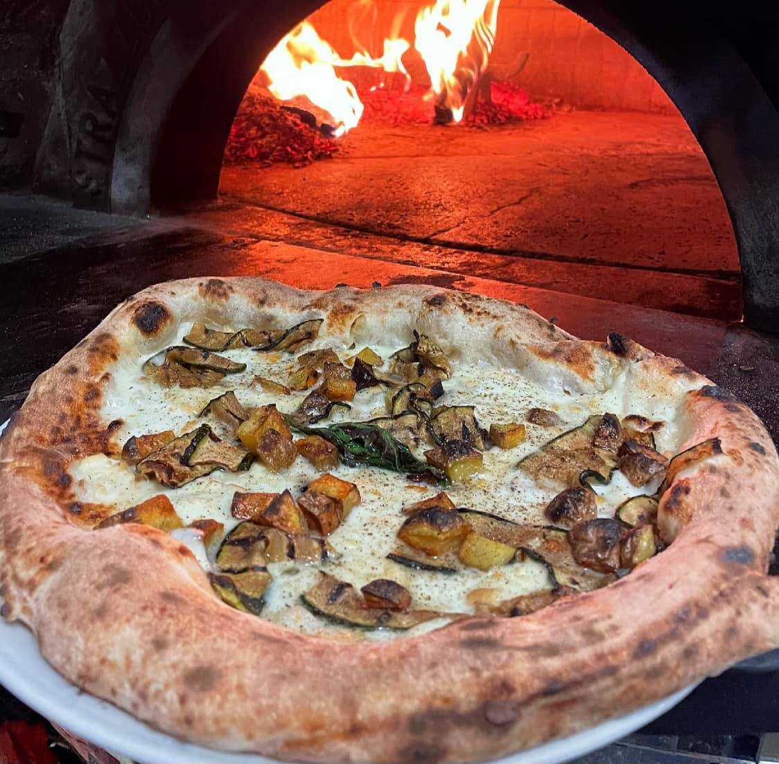 Pizza vor dem Holzofen der Disco Volante in Wien