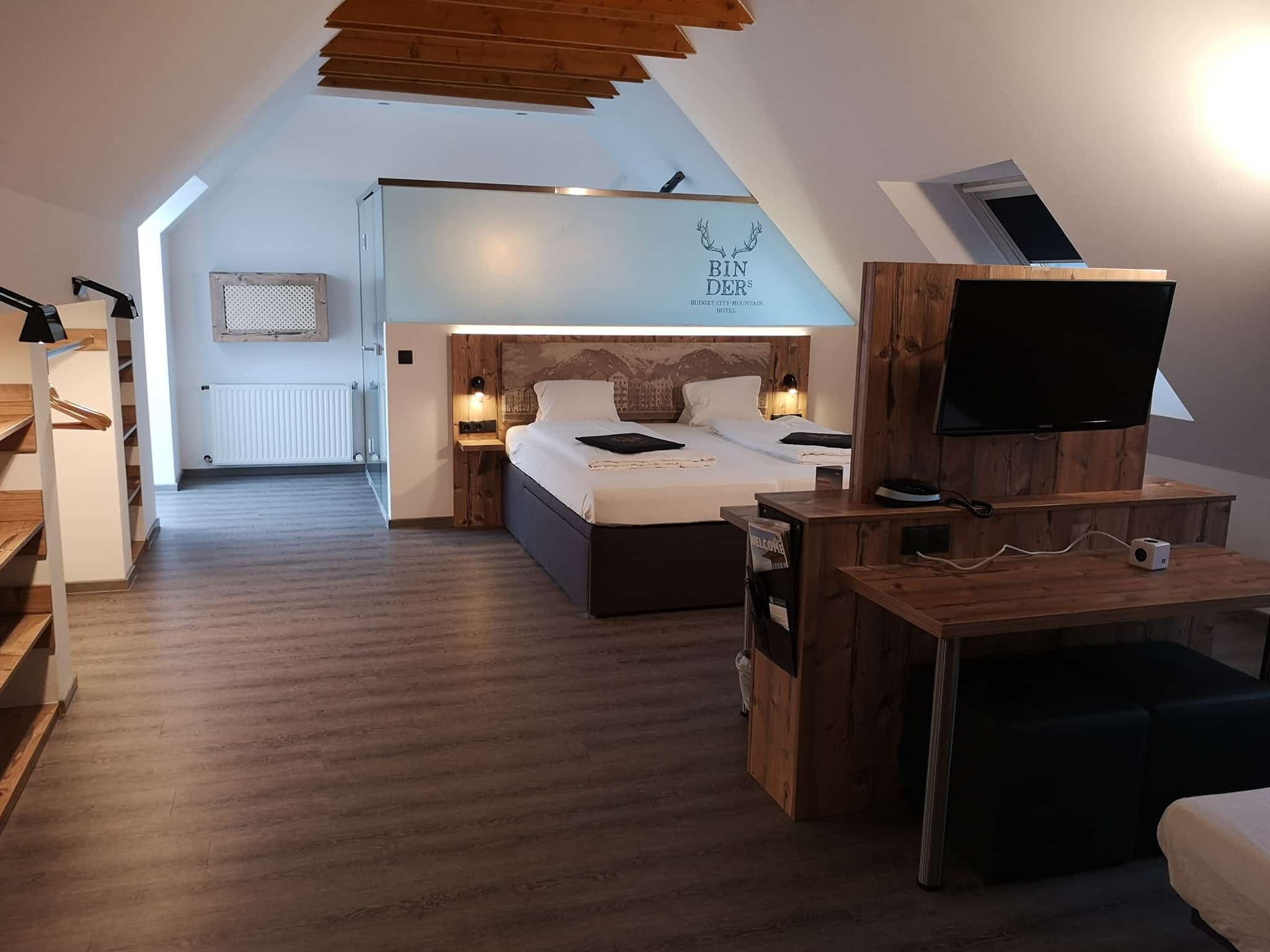 Binders – Budget City Mountain Hotel