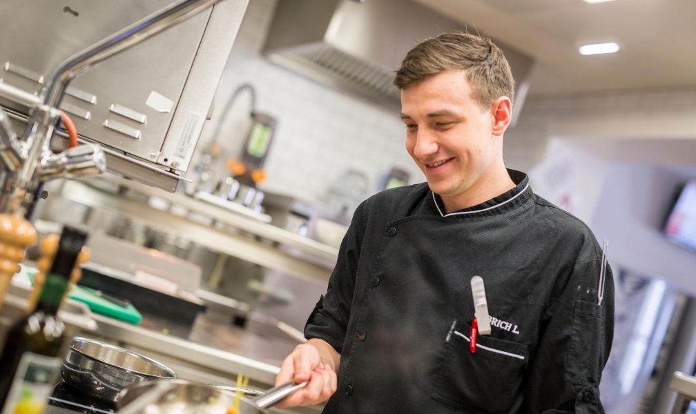 Lukas Olbrich in der Küche des Cuisino (c) Casino Wien