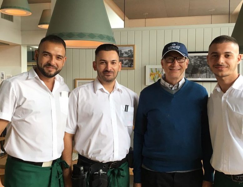 Bill Gates mit Kellnern des Strandcafés (c) Strandcafé