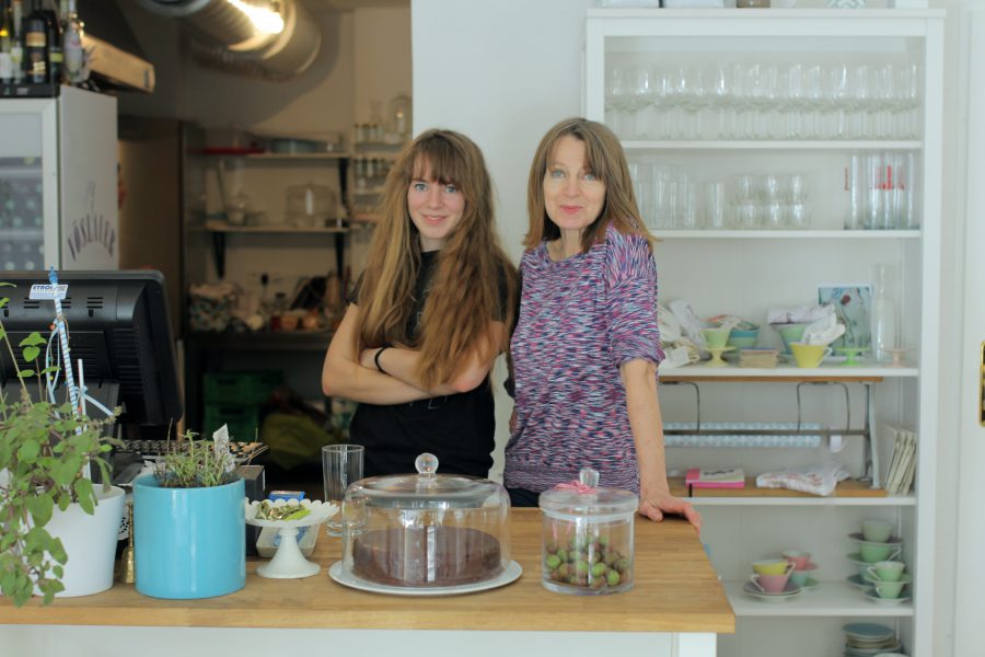Mutter und Tochter im Allergiker Café