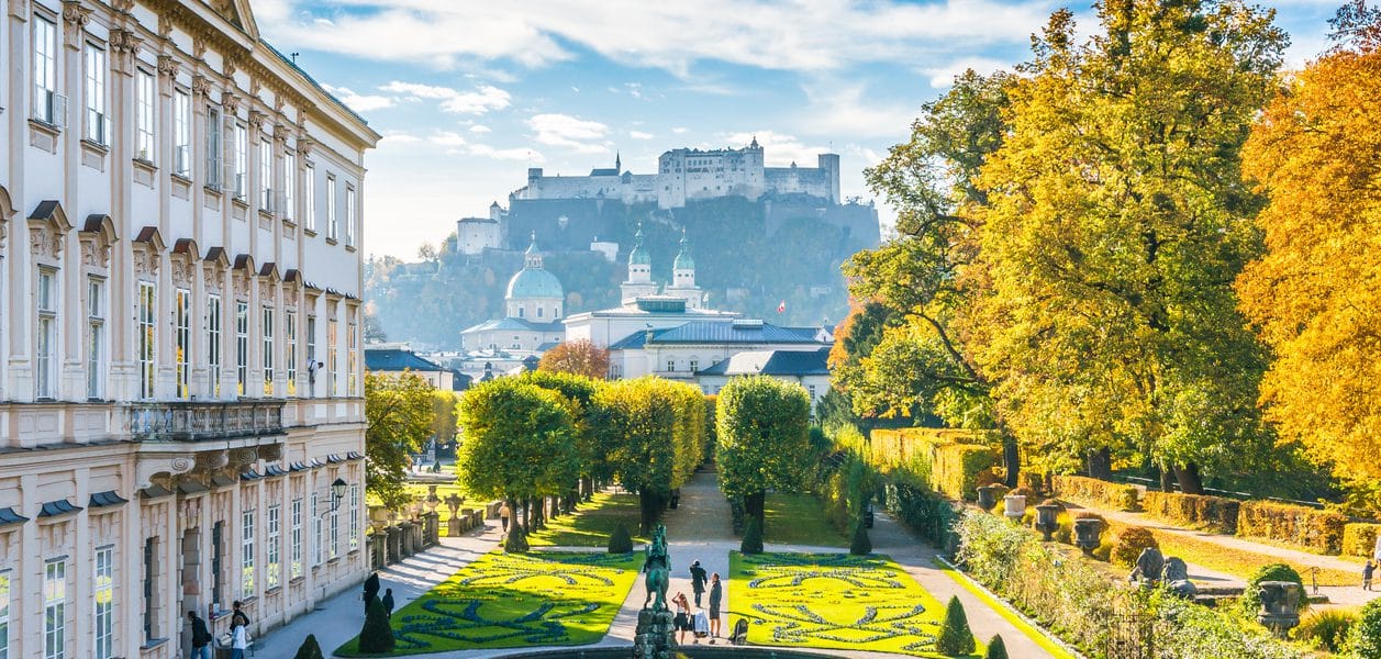 Blick auf den Mirabellgarten und die Festung Hohensalzburg