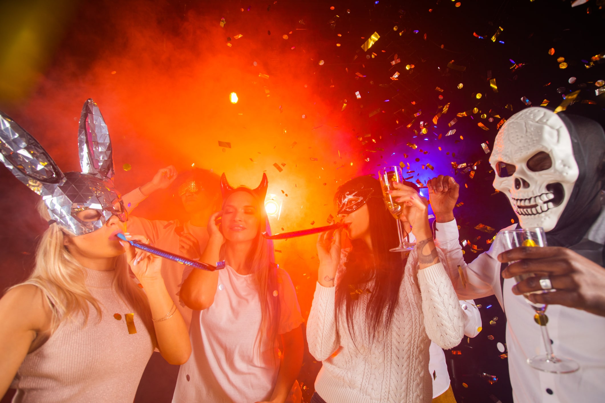Verkleidete Gäste feiern bei einer Halloween-Party – Symbolbild