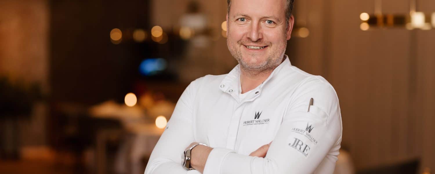 Koch mit verschränkten Armen im Restaurant