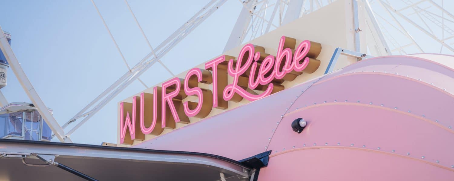 Rosa Verkaufswagen mit WurstLiebe-Schriftzug in Parndorf