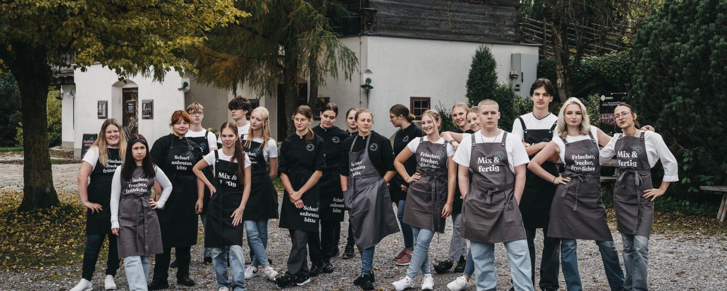 Team der HUA’BN vor dem Gebäude im Grünen