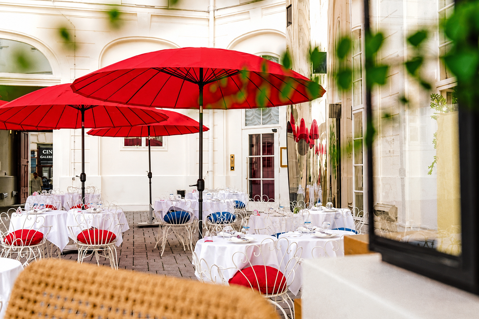 Historischer Innenhof des Rascal in der Alten Post in Wien mit moderner Gastronomie und beleuchteter Hoffassade.