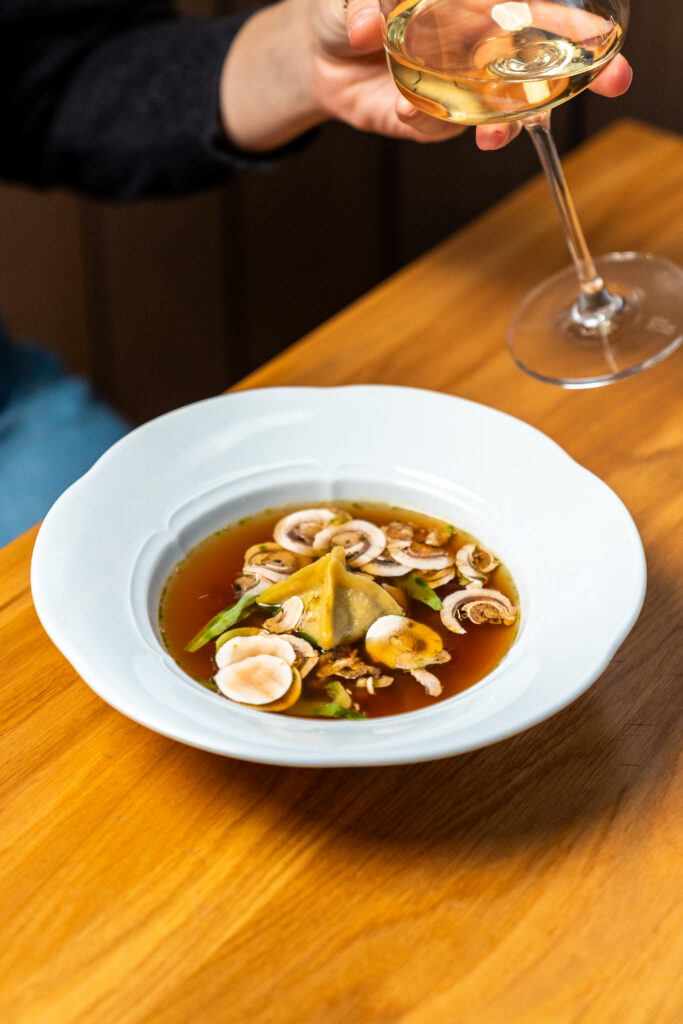 Pilzgericht mit Weißwein im Restaurant Pichlmaiers zum Herkner in Wien-Hernals