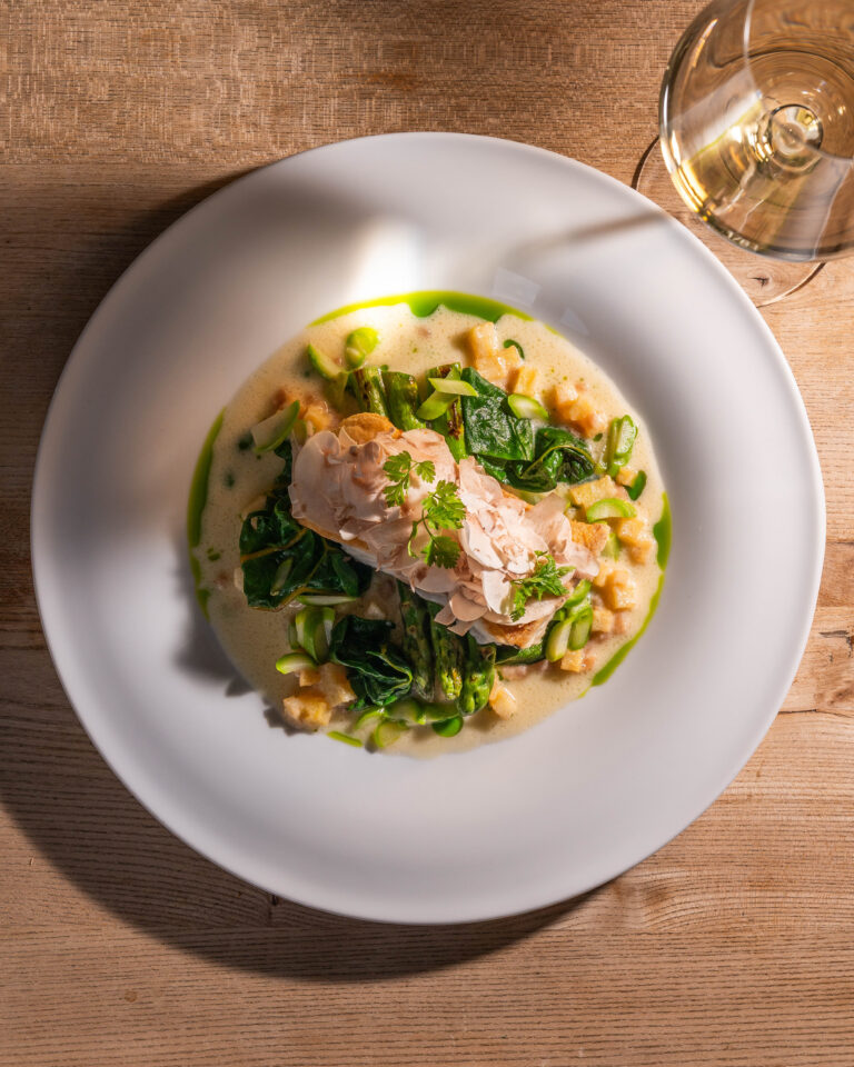 Sommerliches Fischgericht mit grünem Gemüse im Pichlmaiers zum Herkner in Wien