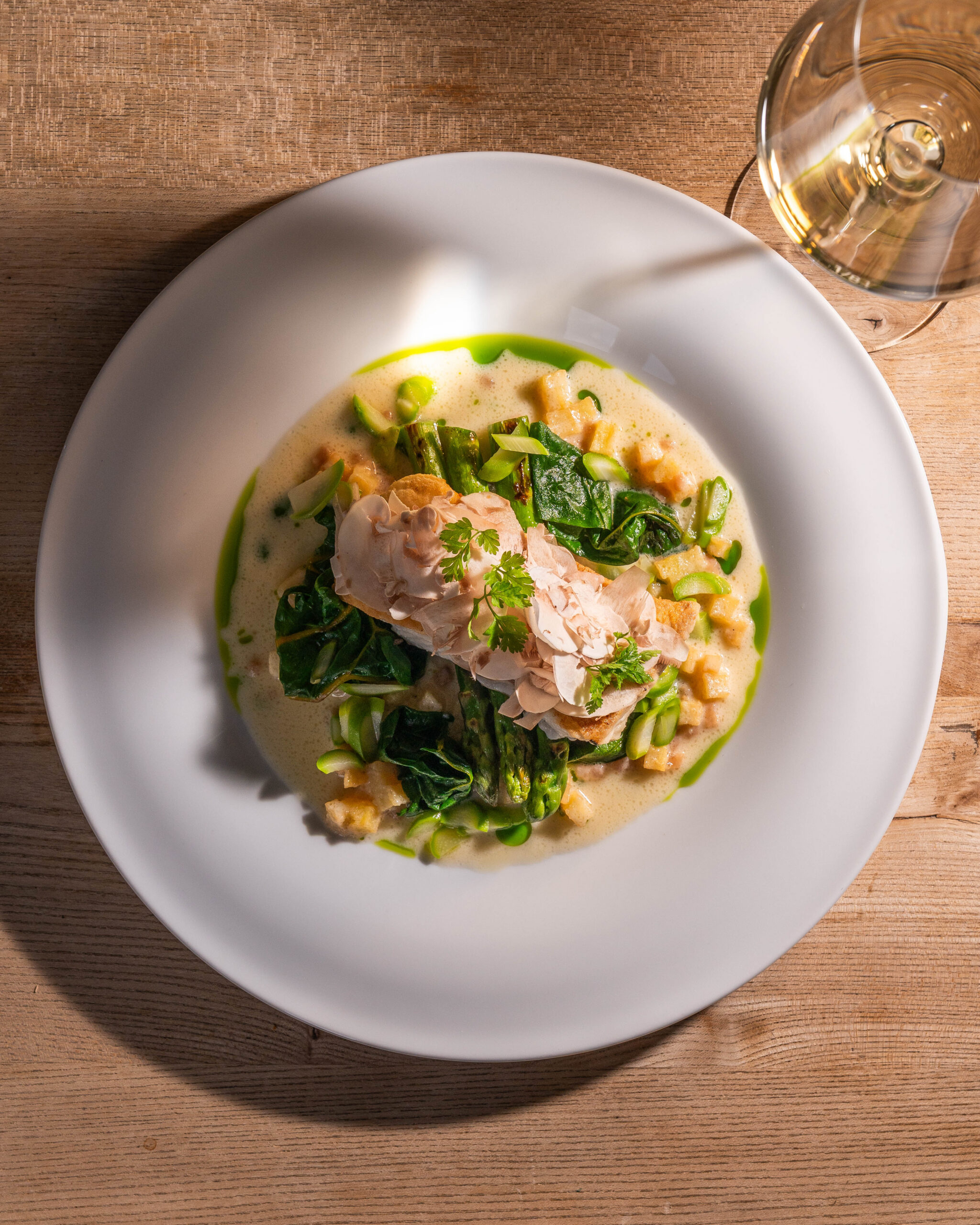 Sommerliches Fischgericht mit grünem Gemüse im Pichlmaiers zum Herkner in Wien