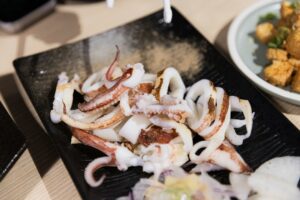 Gebratene Calamari auf einem Teller