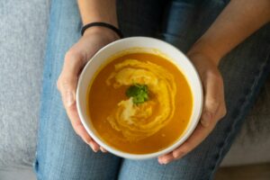 Cremige orange Karottensuppe mit Kraeutern