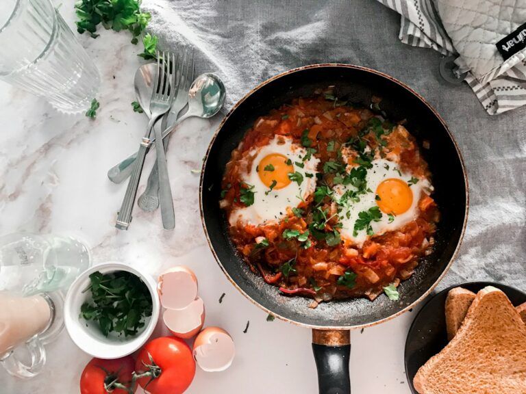 Shakshuka mit Eiern in würziger Tomaten-Paprika-Sauce