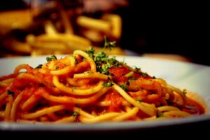 Spaghetti mit Tomatensauce und Kraeutern