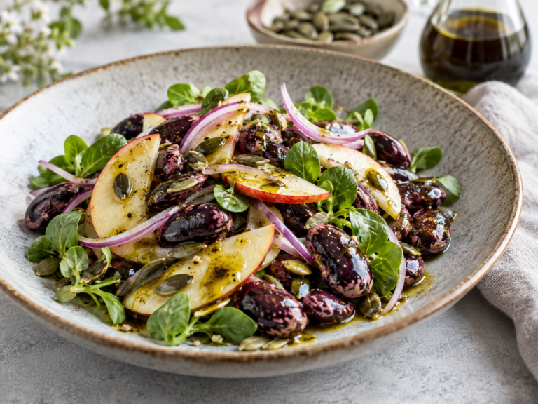Steirischer Käferbohnensalat mit Kürbiskernöl und Apfel