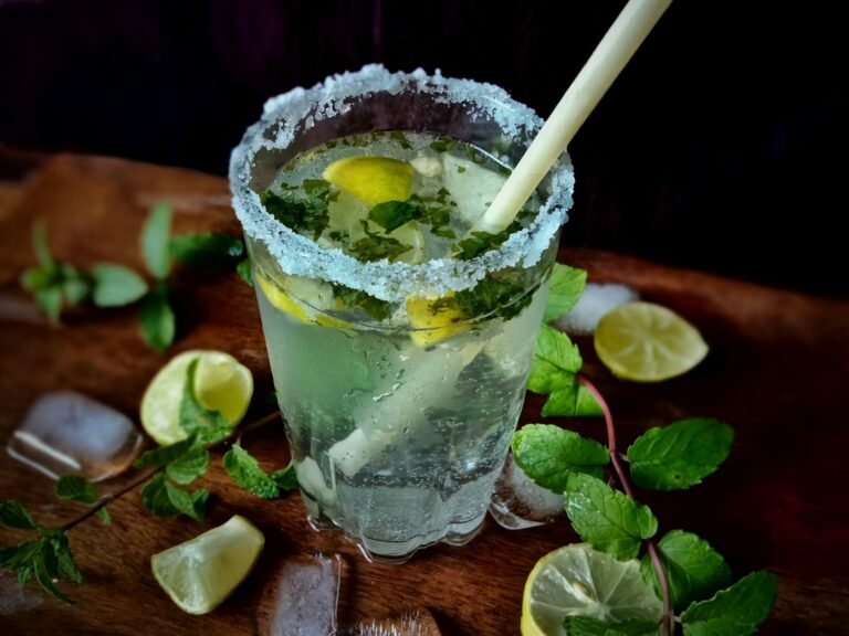Virgin Mojito: alkoholfreier Cocktail mit Limette und Minze